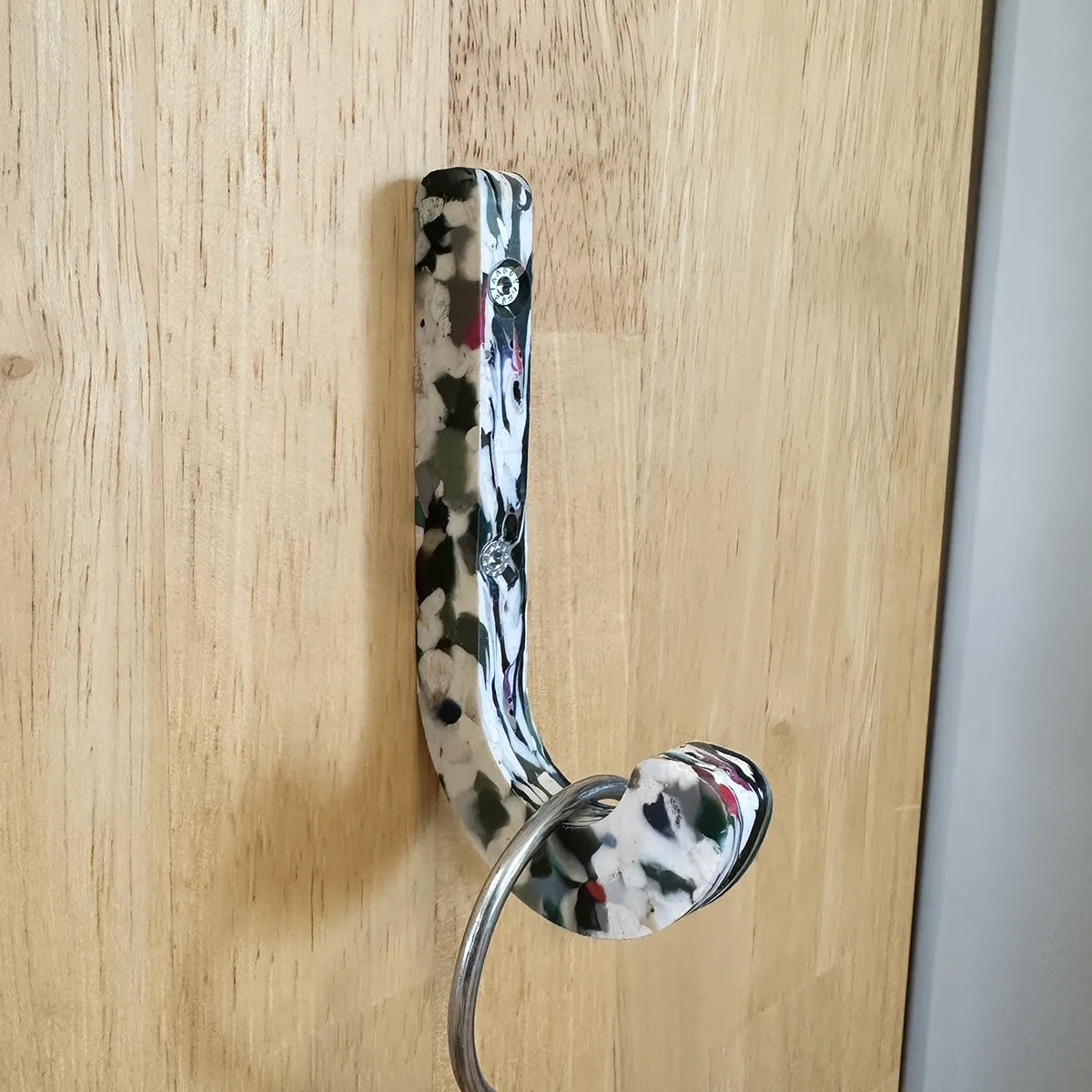 Patère murale en forme de J en plastique recyclé