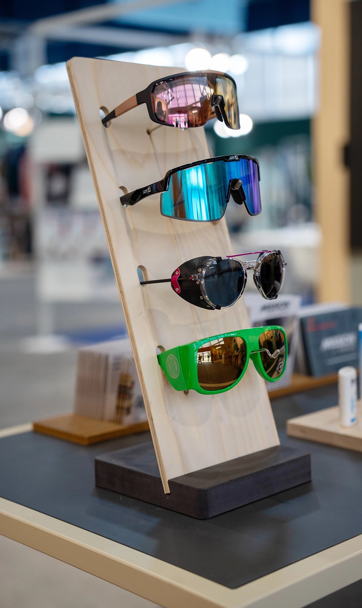 Présentoir de comptoir pour lunettes de soleil sport, idéal pour la PLV et les achats d'impulsion en caisse.