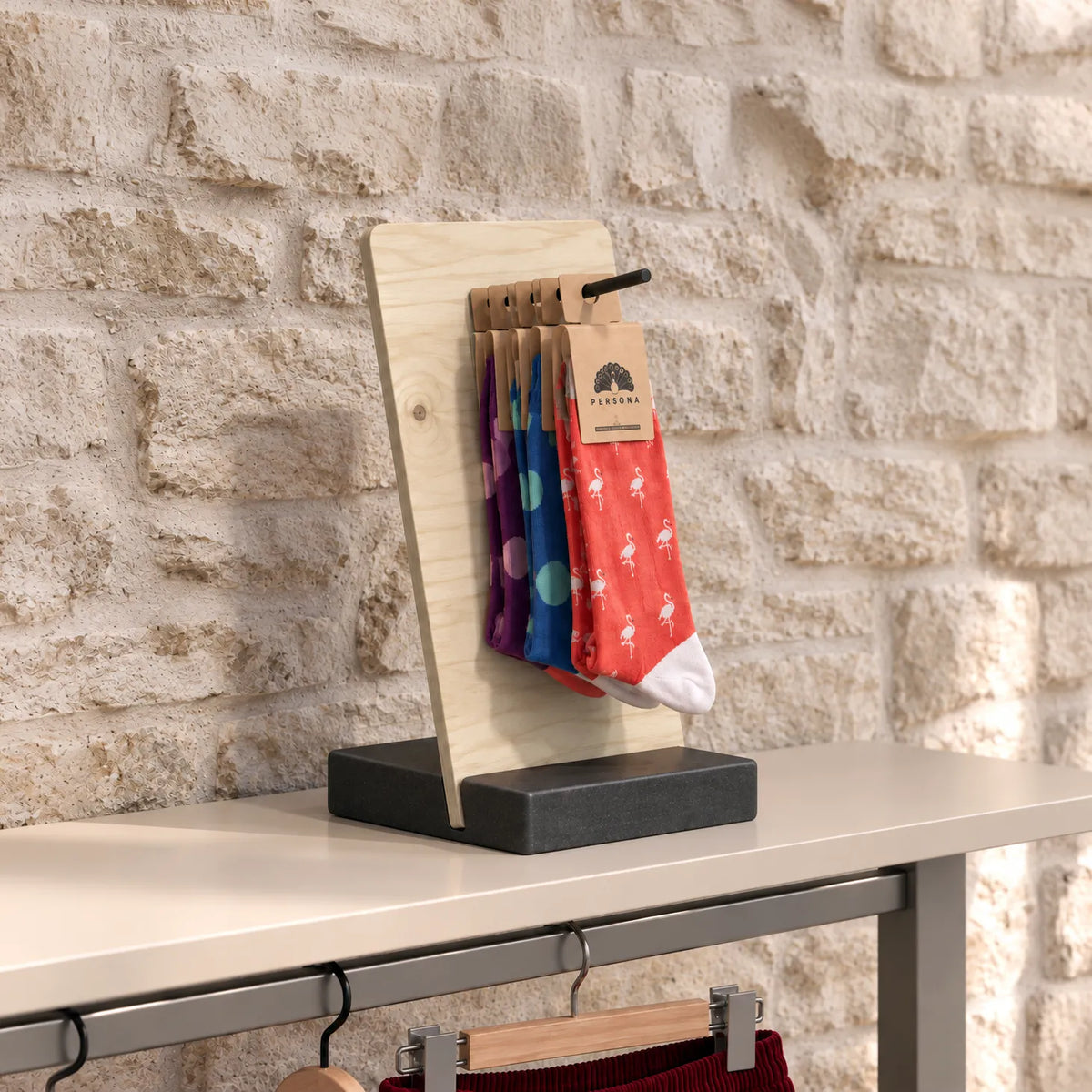 Présentoir de table à picots sur socle bois