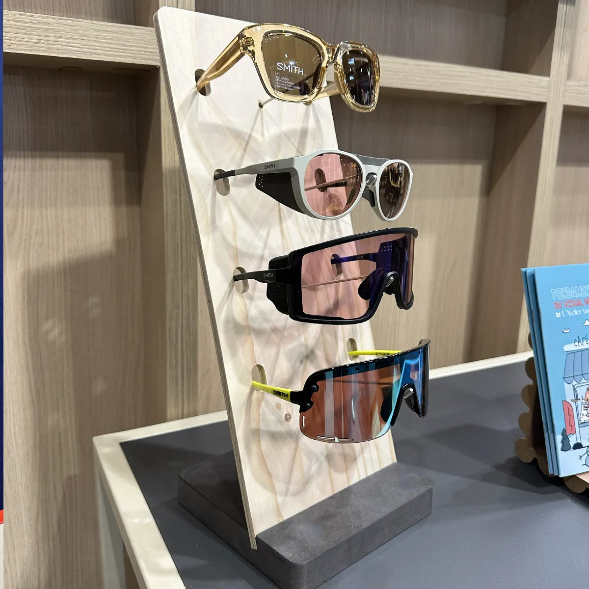 Socle de comptoir pour présentation de 4 paires de lunettes