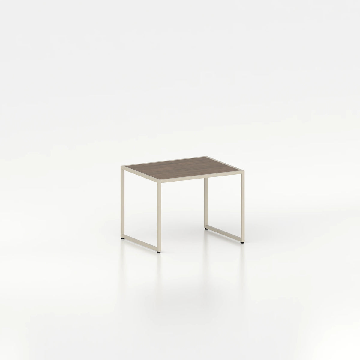 Table intermédiaire d'exposition avec cadre en acier — plateau bois chêne foncé et structure coloris beige