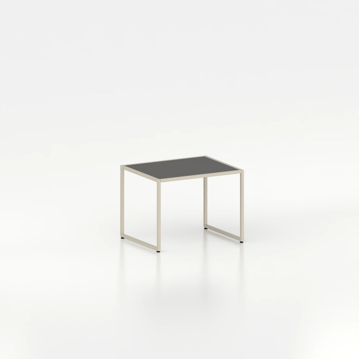 Table intermédiaire d'exposition avec cadre en acier — plateau bois noir et structure coloris beige