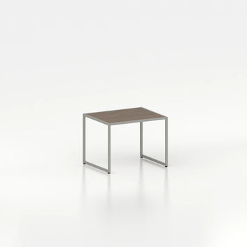 Table intermédiaire d'exposition avec cadre en acier — plateau bois chêne foncé et structure coloris gris